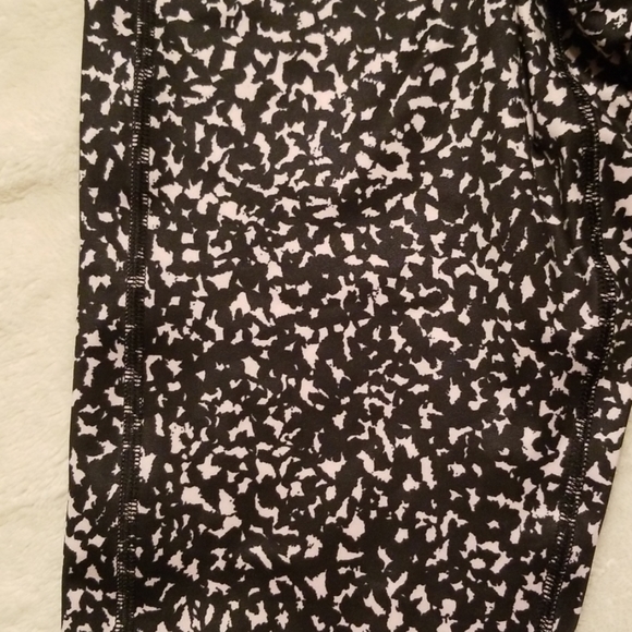 Women's athletic leggings capris - Picture 2 of 3